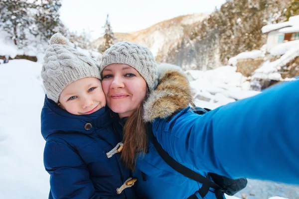 Madre e hija al aire libre en invierno —  Fotos de Stock