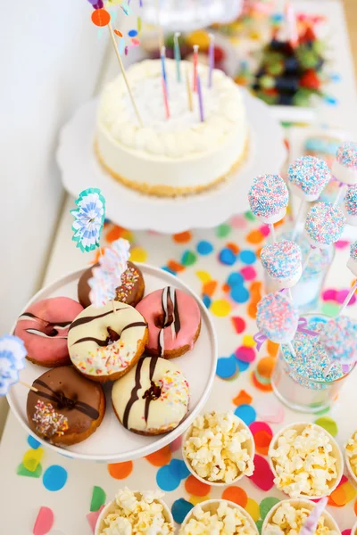 Dessert tabel op feestje — Stockfoto