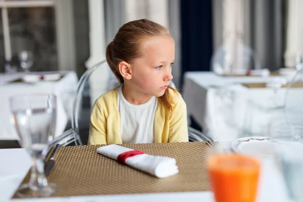 Küçük kız yemek kahvaltı — Stok fotoğraf