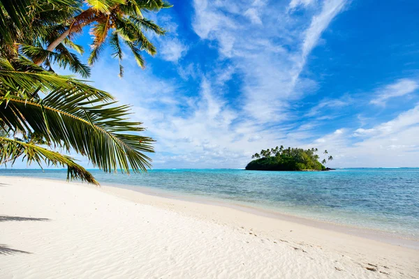 Vackra tropiska stranden vid exotisk ö i Stilla havet — Stockfoto