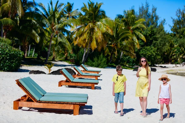 Família em uma praia — Fotografia de Stock