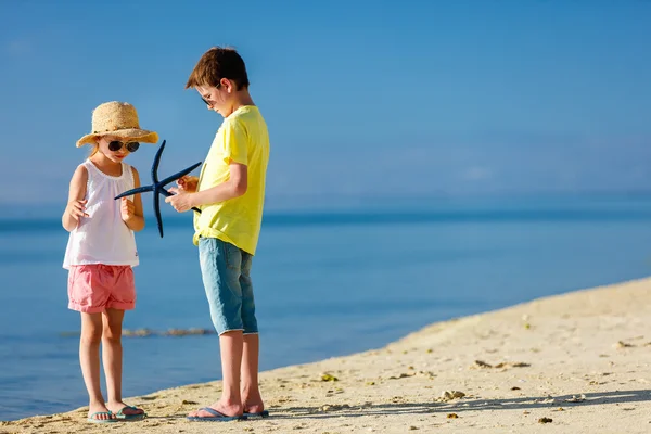 Bambini in spiaggia — Foto Stock