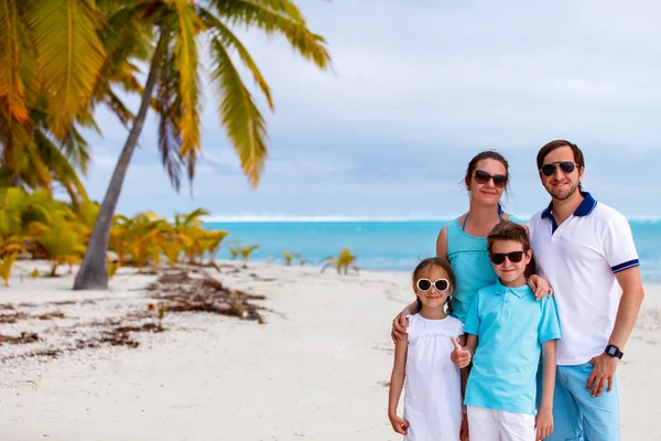 Rodina na tropické pláži dovolenou — Stock fotografie