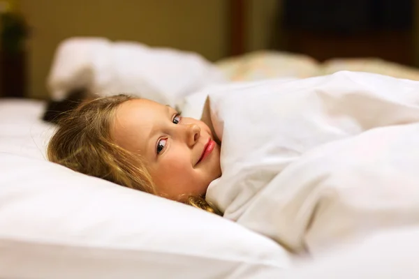 Gadis kecil di tempat tidur — Stok Foto
