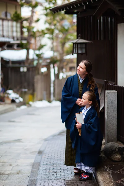 Kleines Mädchen mit Yukata — Stockfoto