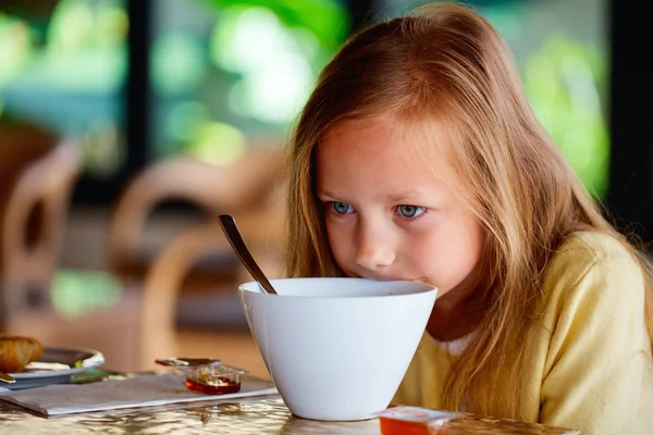 Menina tomando café da manhã — Fotografia de Stock