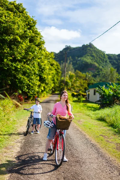 Οικογένεια για βόλτα με ποδήλατο — Φωτογραφία Αρχείου