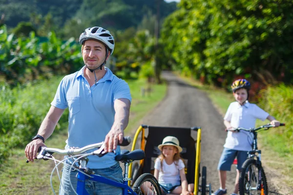 Aile üzerinde Bisiklete binmek — Stok fotoğraf