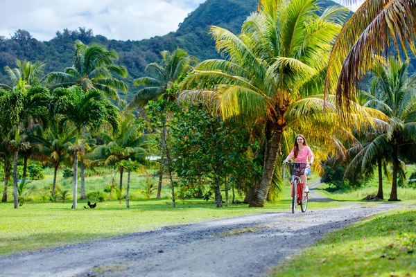 Frau auf Radtour — Stockfoto