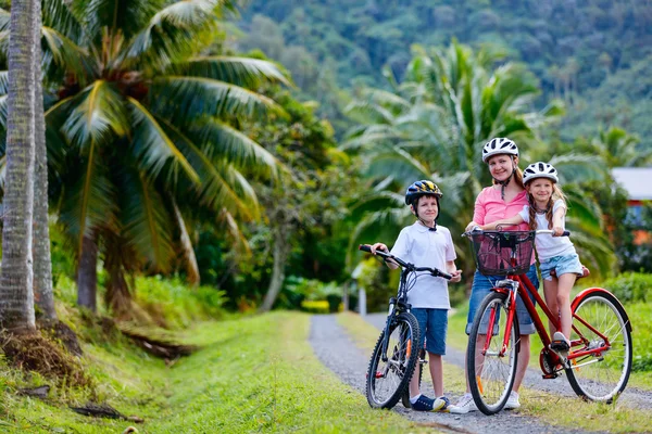 Familie op fietstocht — Stockfoto