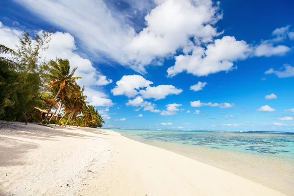 Vackra tropiska stranden vid exotisk ö i södra Stilla havet — Stockfoto