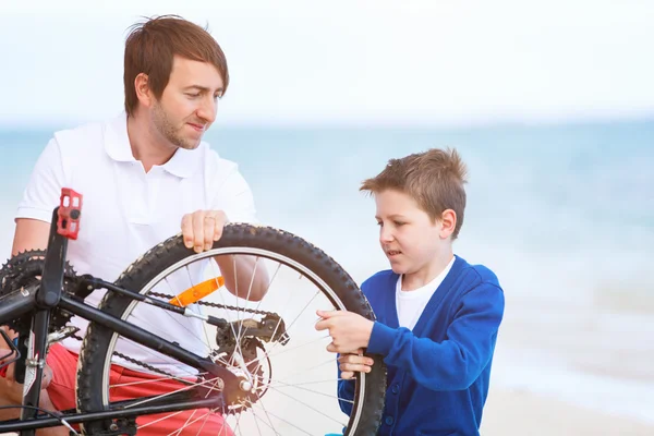 家族の自転車の修理 — ストック写真