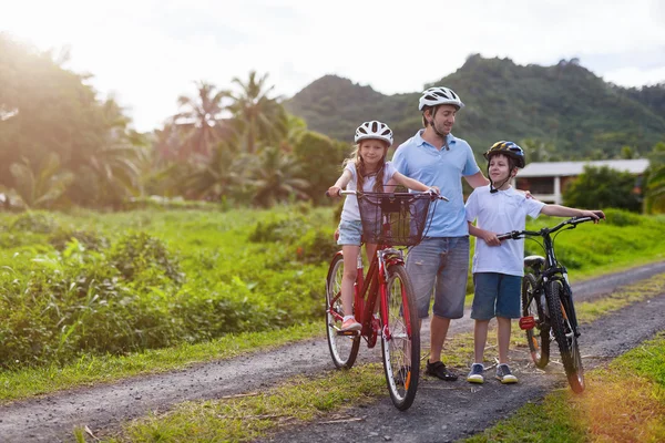 Famille en vélo — Photo