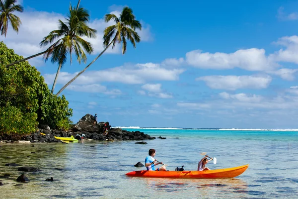 Father and daughter kayaking — Stock Photo, Image