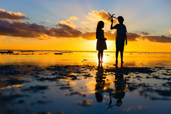 Niños al atardecer —  Fotos de Stock