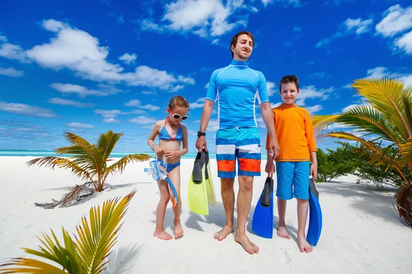 Far med barnen på stranden — Stockfoto