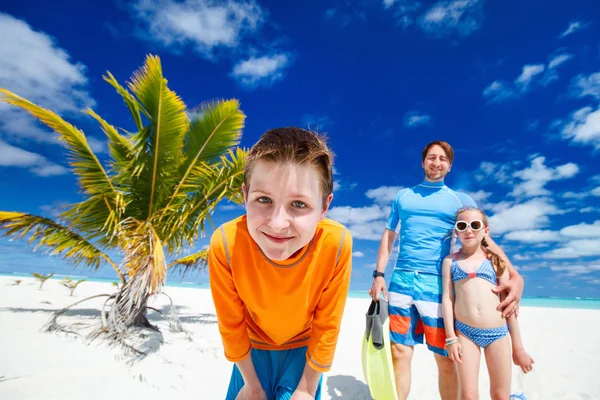 Padre con niños en la playa — Foto de Stock