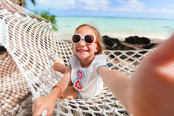 Adorable niñita relajándose en hamaca —  Fotos de Stock