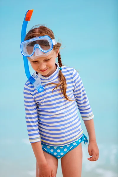 Sevimli küçük kız plajda — Stok fotoğraf