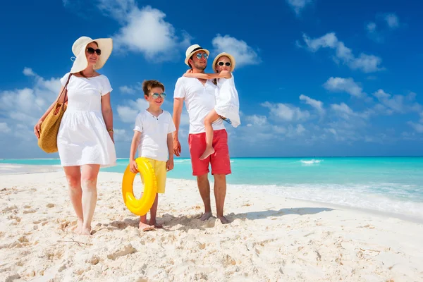 Famille en vacances à la plage tropicale — Photo