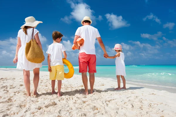 Familie mit Kindern im Strandurlaub — Stockfoto