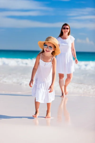 Moeder en dochter op strand — Stockfoto