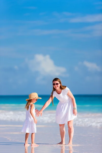 母亲和女儿在海滩 — 图库照片
