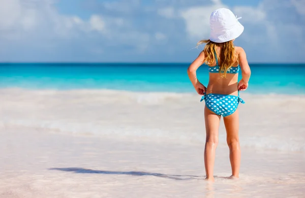 Adorable niña en la playa — Foto de Stock