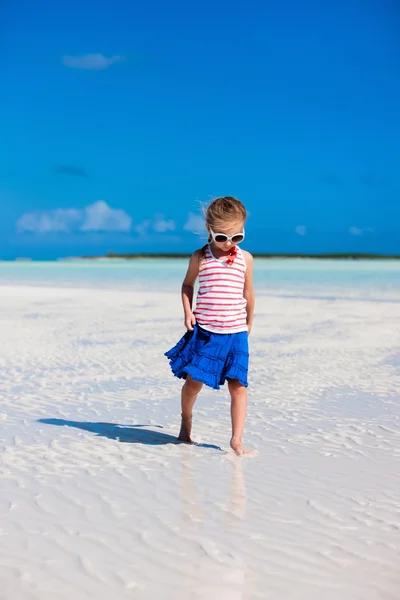 Adorable niña en la playa — Foto de Stock