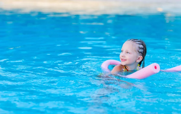 Menina na piscina — Fotografia de Stock