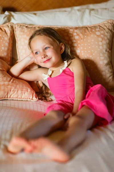 Adorável menina em casa — Fotografia de Stock