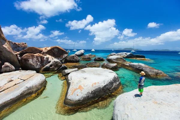 Petit garçon jouissant d'une vue sur la plage — Photo