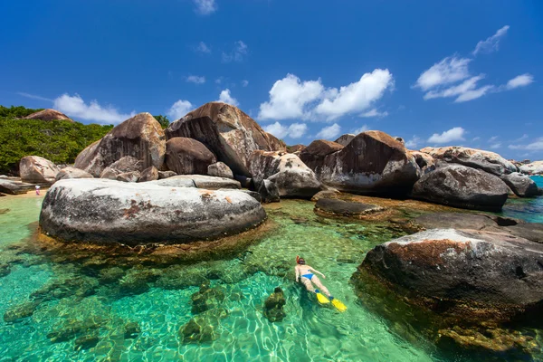 Kvinna snorkling på tropiska vatten — Stockfoto