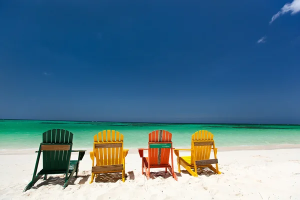 Cadeiras coloridas na praia do Caribe — Fotografia de Stock