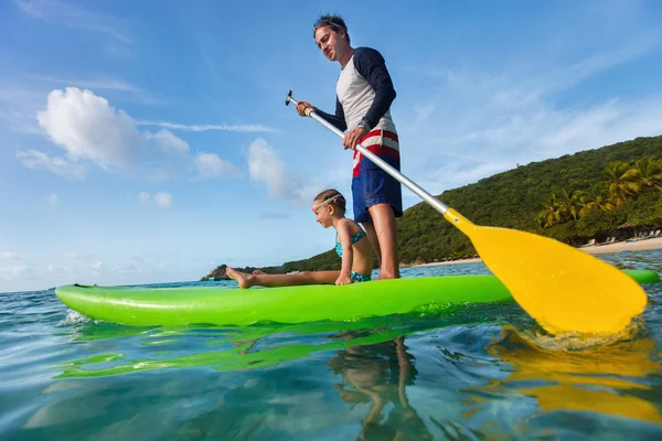 Father and daughter paddling — Stock Photo, Image