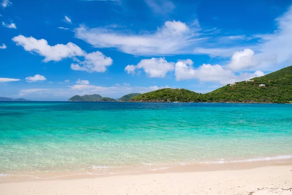 Bela praia tropical no Caribe — Fotografia de Stock