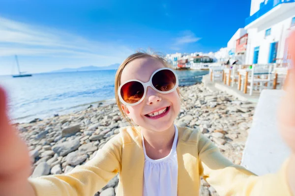 Το χαριτωμένο κοριτσάκι κάνοντας selfie — Φωτογραφία Αρχείου