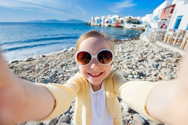 Carino bambina making selfie — Foto Stock