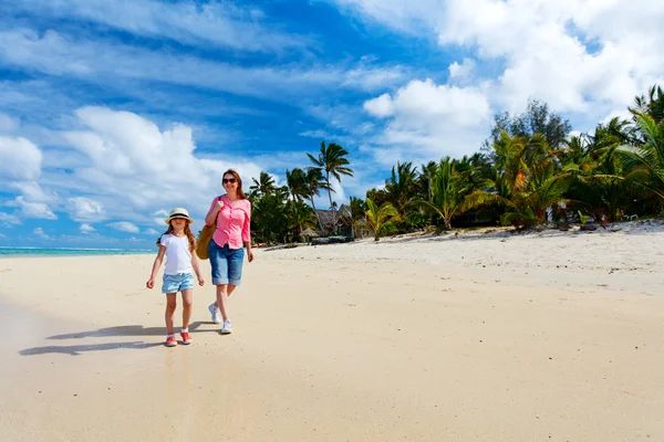 Mãe e filha em uma praia — Fotografia de Stock