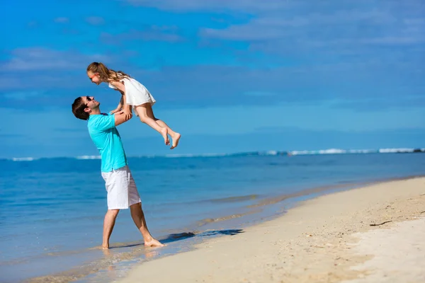 Pai e filha na praia — Fotografia de Stock