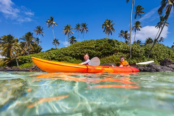 Niños kayak en el océano —  Fotos de Stock