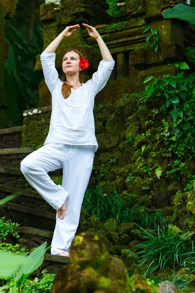 Donna che fa yoga all'aperto — Foto Stock