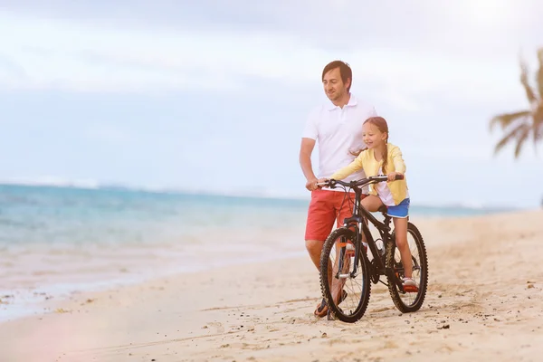 Padre insegnare figlia a cavalcare bici — Foto Stock