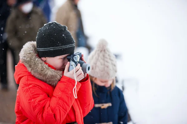 Pojke ta bilder på vinterdag — Stockfoto