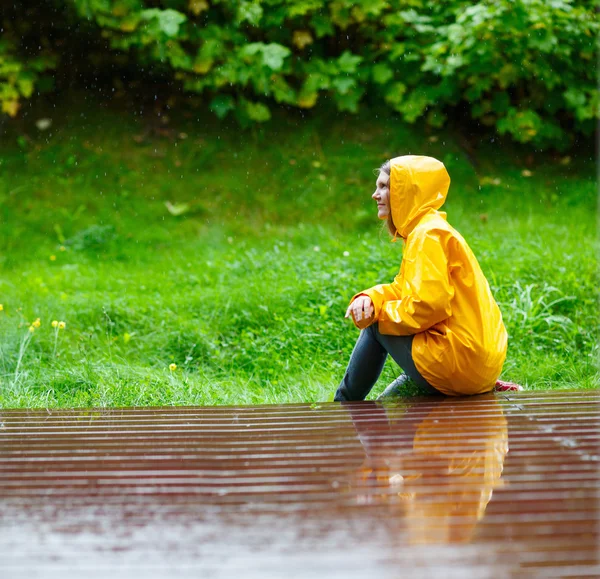 Κορίτσι κάτω από την βροχή — Φωτογραφία Αρχείου