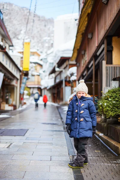 Liten flicka på town i Japan — Stockfoto