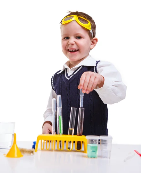 Jongen bezig met experiment — Stockfoto