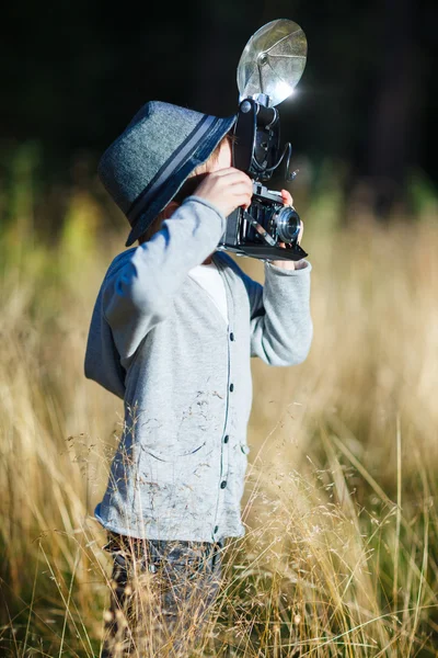 Мальчик с ретро камерой — стоковое фото