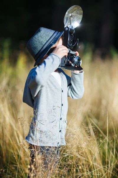 Ragazzo con fotocamera retrò — Foto Stock