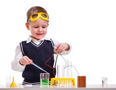 Çocuk performans gösteren kimya deney